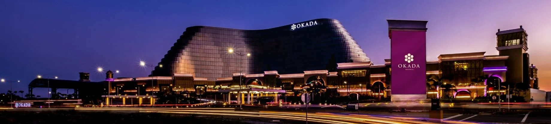 きらびやかな照明と鮮やかなディスプレイがカジノのスロットマシンホールを照らす