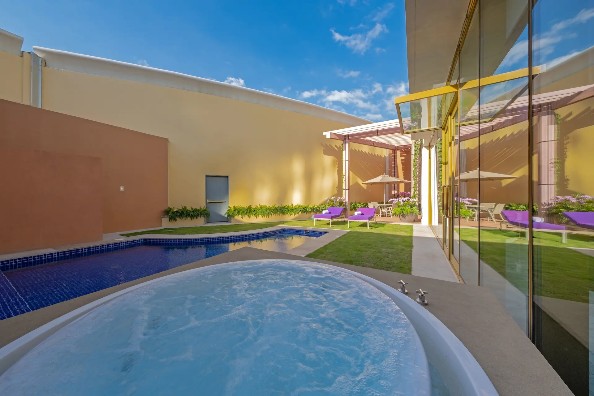 屋外プールと屋外ジェットバス