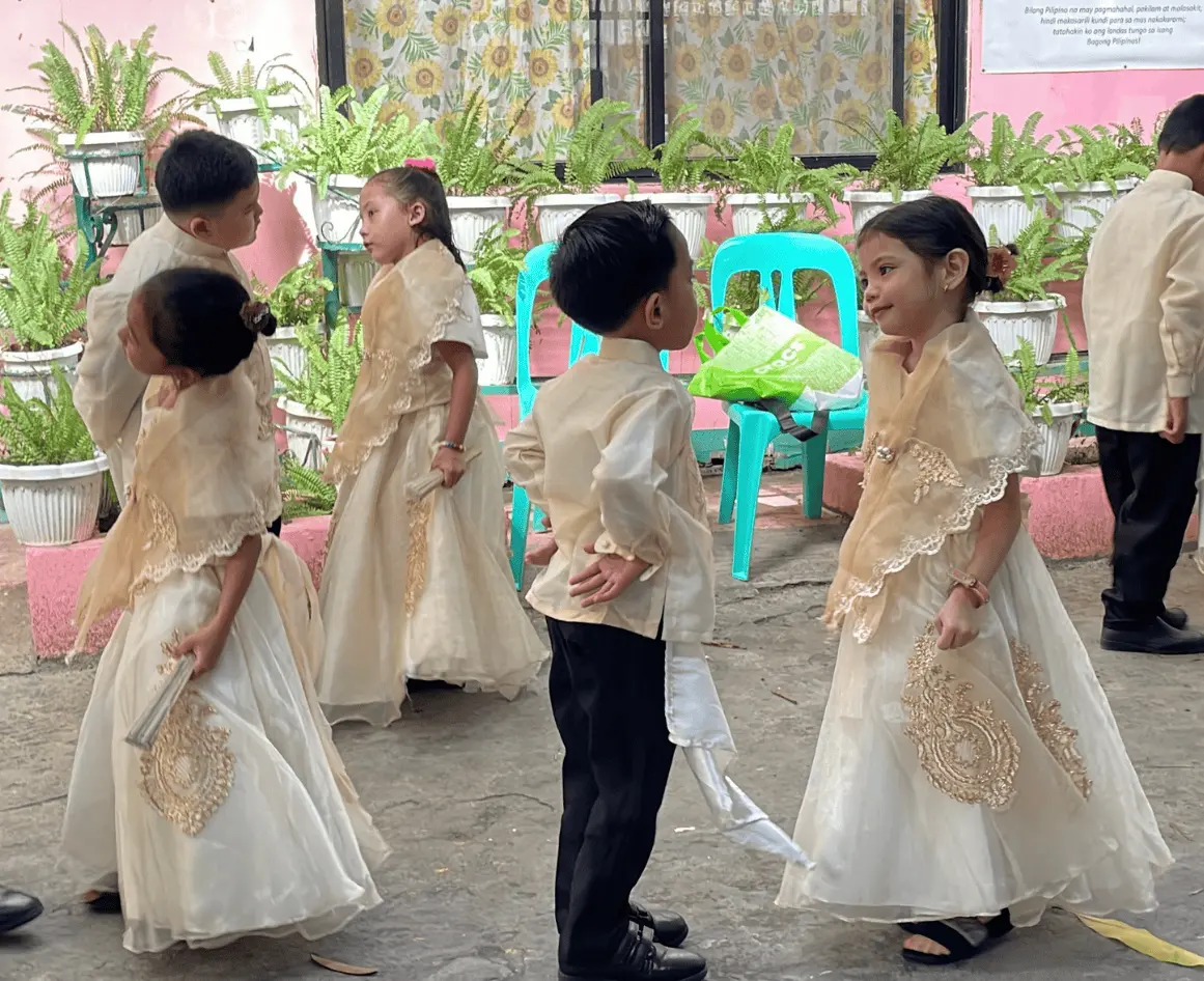 Các em học sinh nhỏ tuổi của Trường Tiểu học Gotamco ở Thành phố Pasay biểu diễn điệu múa văn hóa tại Quỹ Okada , Inc. và Chương trình Dinh dưỡng Bổ sung Kabisig ng Kalahi.