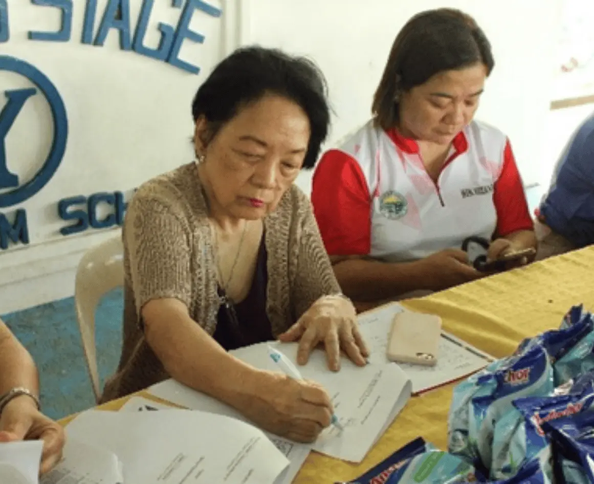 Nhà sáng lập Kabisig ng Kalahi (KnK) Victoria Wieneke và đại diện của Trường Tiểu học Hulo ký biên bản ghi nhớ để cam kết thực hiện thành công Chương trình Dinh dưỡng bổ sung của Quỹ Okada , Inc (OFI).