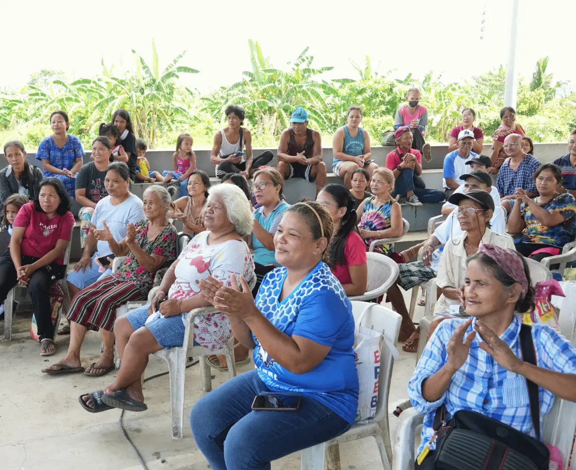 Những người thụ hưởng của Brgy. Dayap đã nồng nhiệt chào đón Okada Foundation Inc. và các đối tác trong Chương trình Chia sẻ Thực phẩm.