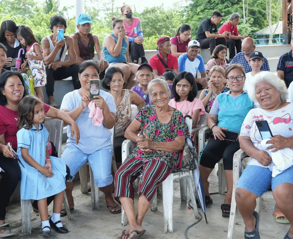 Những người thụ hưởng của Brgy. Dayap đã nồng nhiệt chào đón Okada Foundation Inc. và các đối tác của tổ chức này trong Chương trình Chia sẻ Thực phẩm.