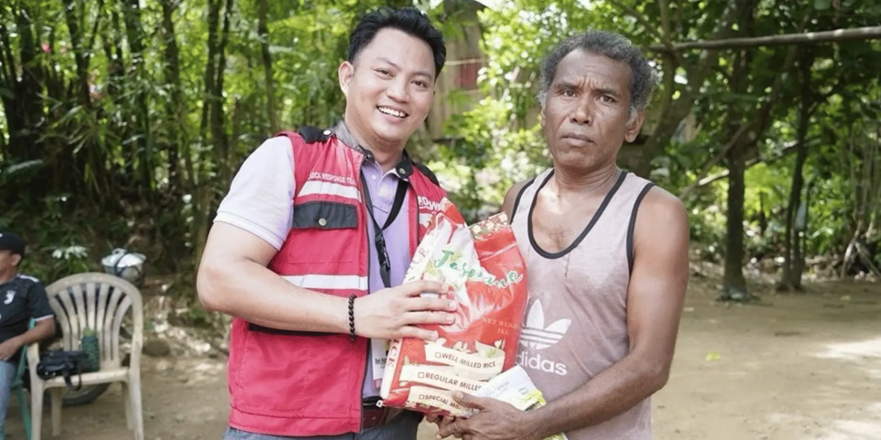 ชาวเกซอนซึ่งเป็นผู้รับผลประโยชน์จากโครงการ Dumagat ของนายพล Nakar กำลังรับบริจาคข้าวสารจากตัวแทน DSWD ในพิธีเปิดตัวโครงการแบ่งปันอาหารของมูลนิธิ Okada (OFI)