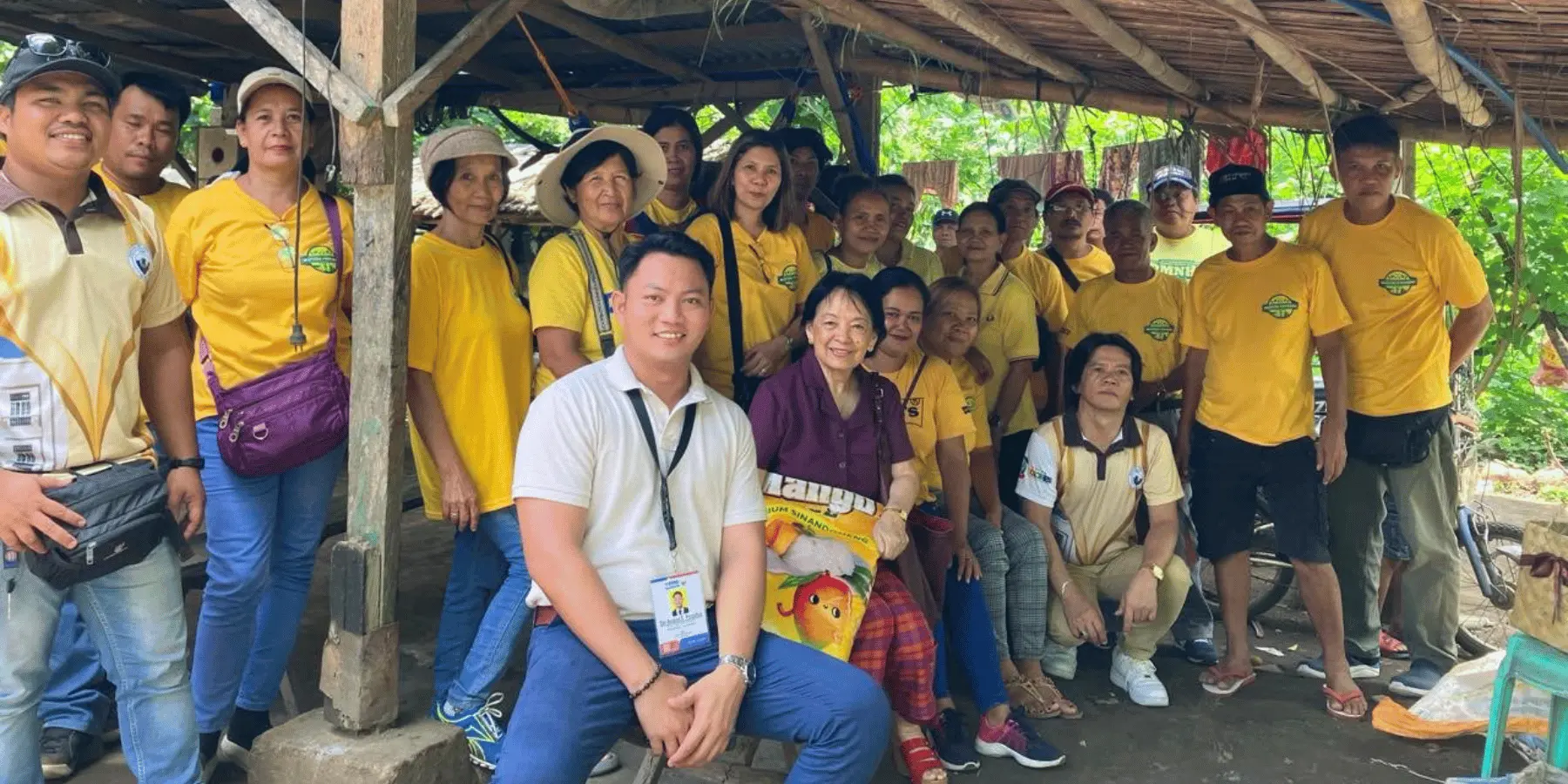 ทีมภาคพื้นดินของโครงการแบ่งปันอาหารของมูลนิธิ Okada , Inc (OFI) และพันธมิตรในชุมชนท้องถิ่นในโดโลเรส เกซอน นำโดยผู้ก่อตั้ง KnK วิกตอเรีย วีเนเกะ (ตรงกลาง สวมชุดสีม่วง)