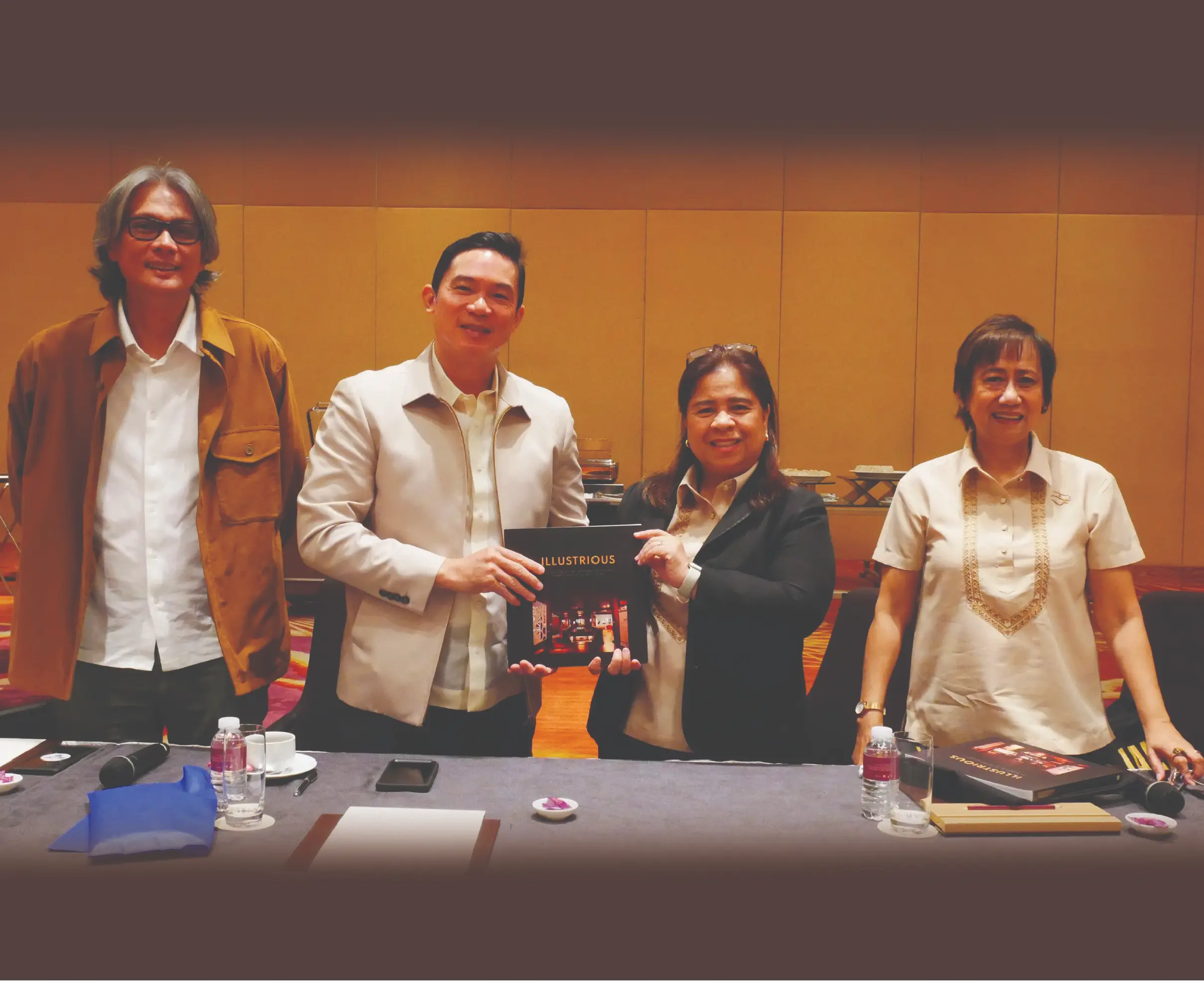 菲律宾国家历史委员会（NHCP）向Okada 基金会公司总裁詹姆斯詹姆斯-洛伦扎纳（James Lorenzana）主席（左二）赠送该机构出版的一本书，该书由菲律宾国家历史委员会历史遗址与教育处首席历史遗址开发官吉娜-巴图汉（Gina Batuhan）（左四）撰写。 